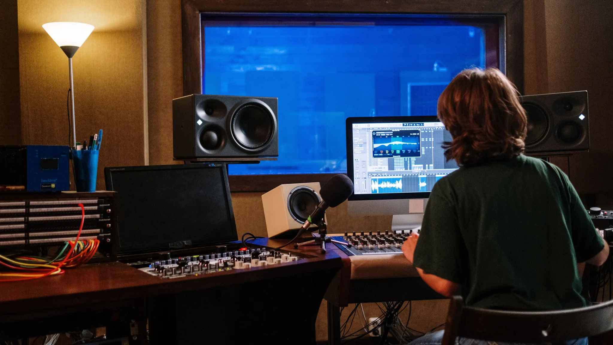 La sala de postproducción, donde el sonido rodea la imagen
