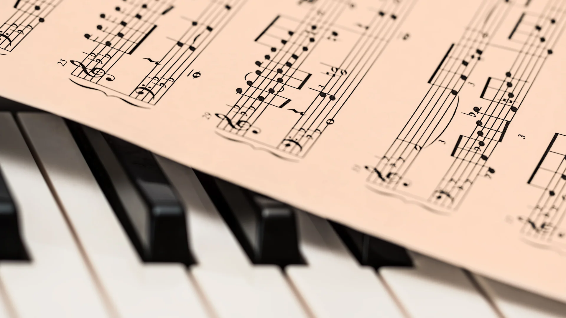 Partitura junto a un teclado de piano