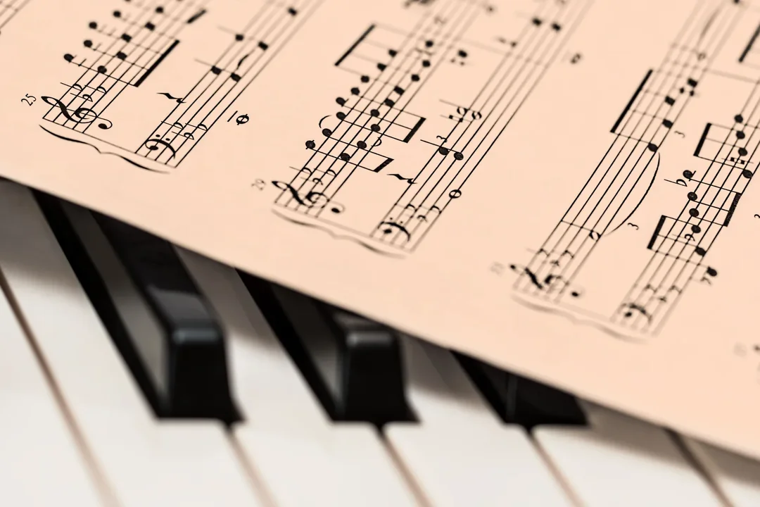 Partitura junto a un teclado de piano