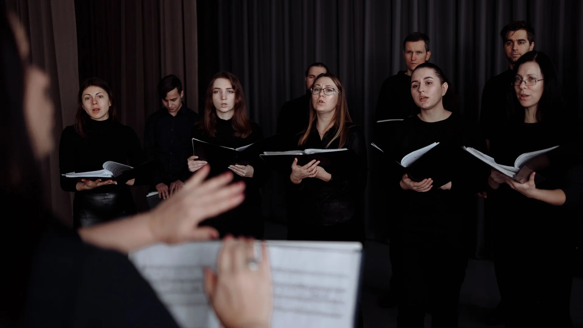 Ensayo de un grupo vocal con su director