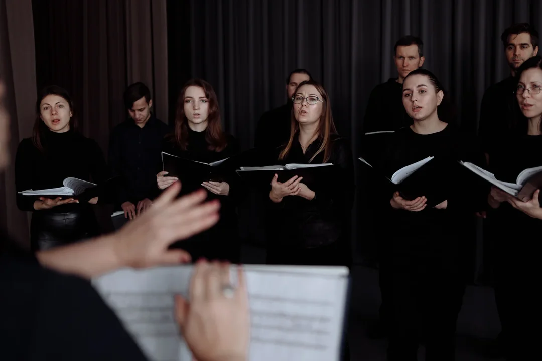 Ensayo de un grupo vocal con su director