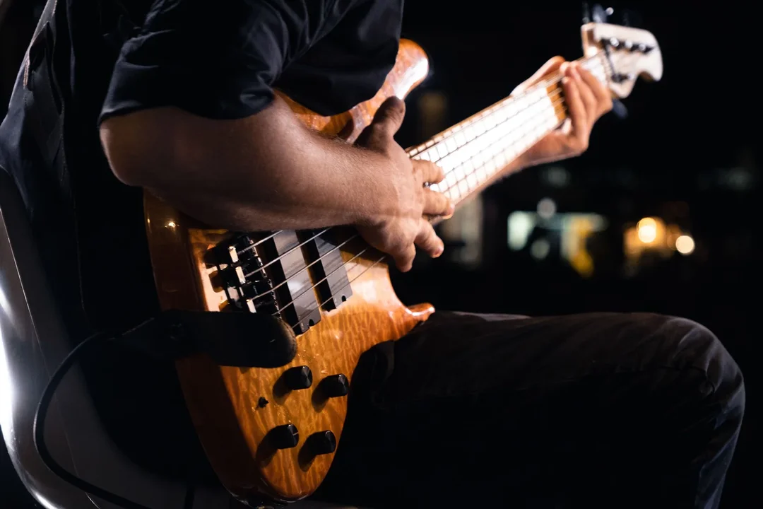 Bajista tocando un bajo eléctrico