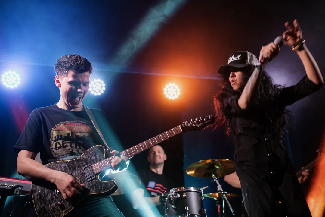 Banda de repertorio en una sala llena