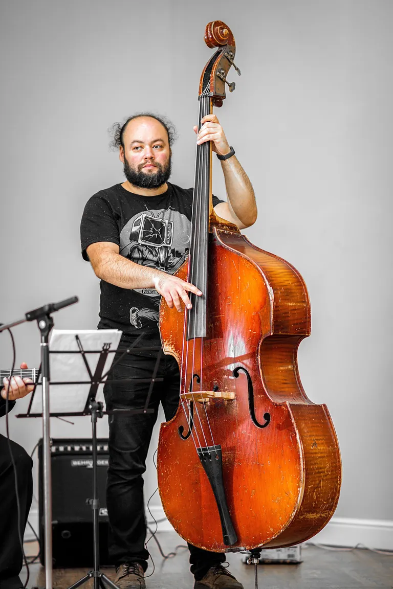 El contrabajo, referencia de la armonía que cantas