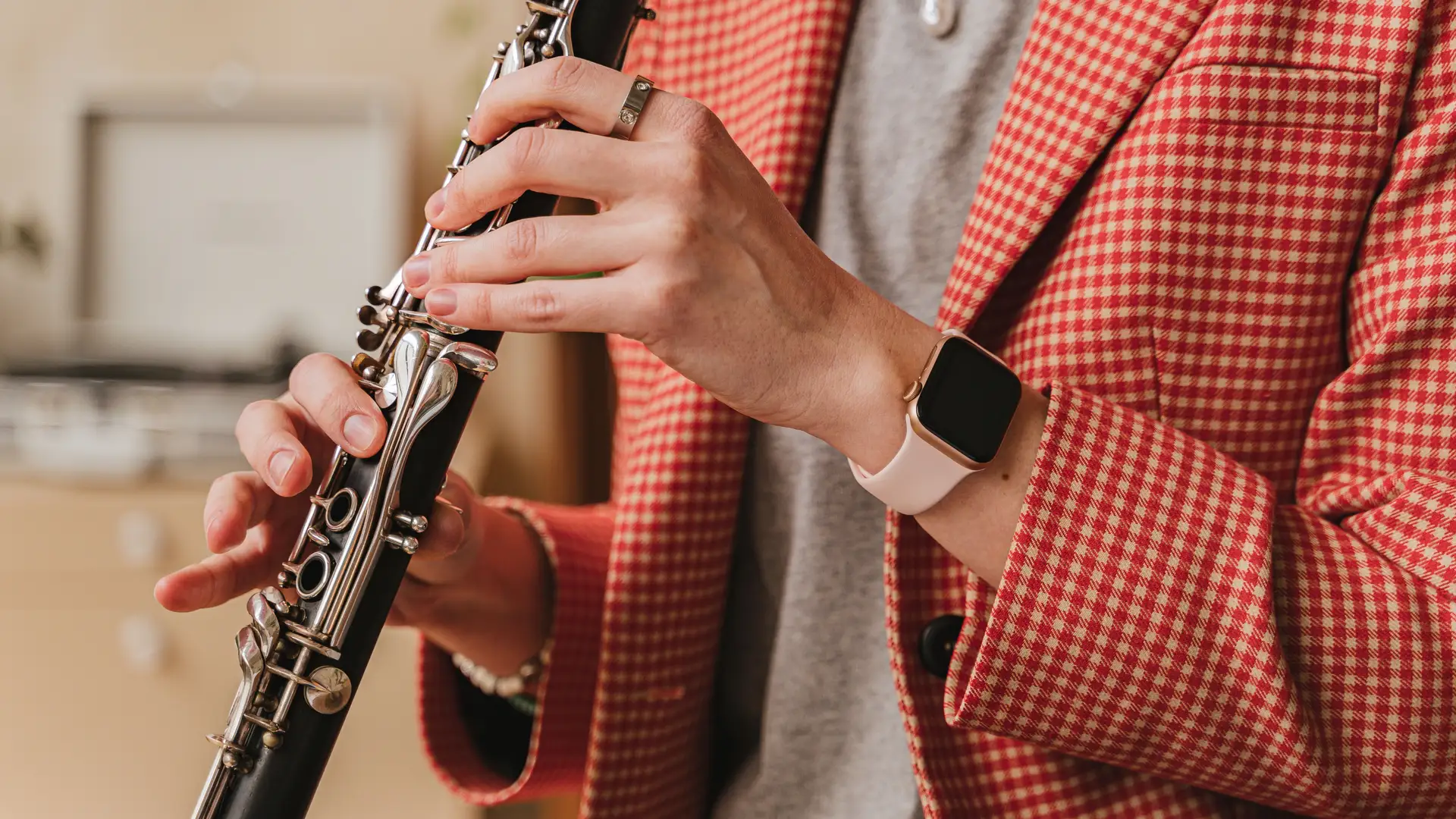 Clarinetista tocando en primer plano