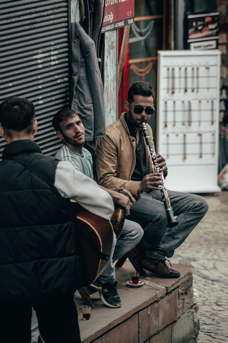 Clarinetista practicando con el instrumento