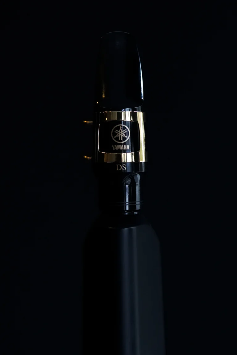Detalle de la boquilla y la caña de un clarinete