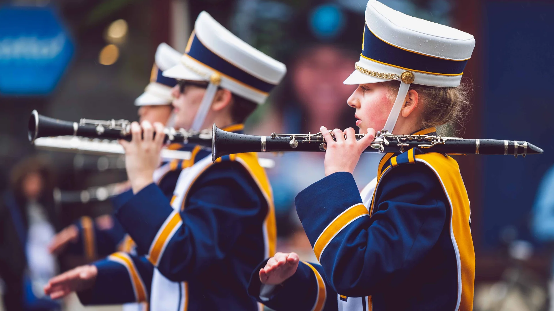 Clarinetistas tocando en una banda