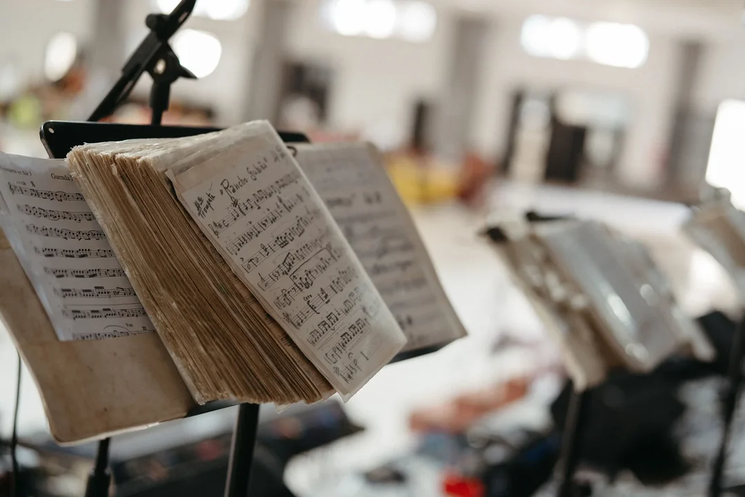 Partitura de orquesta con el tema principal