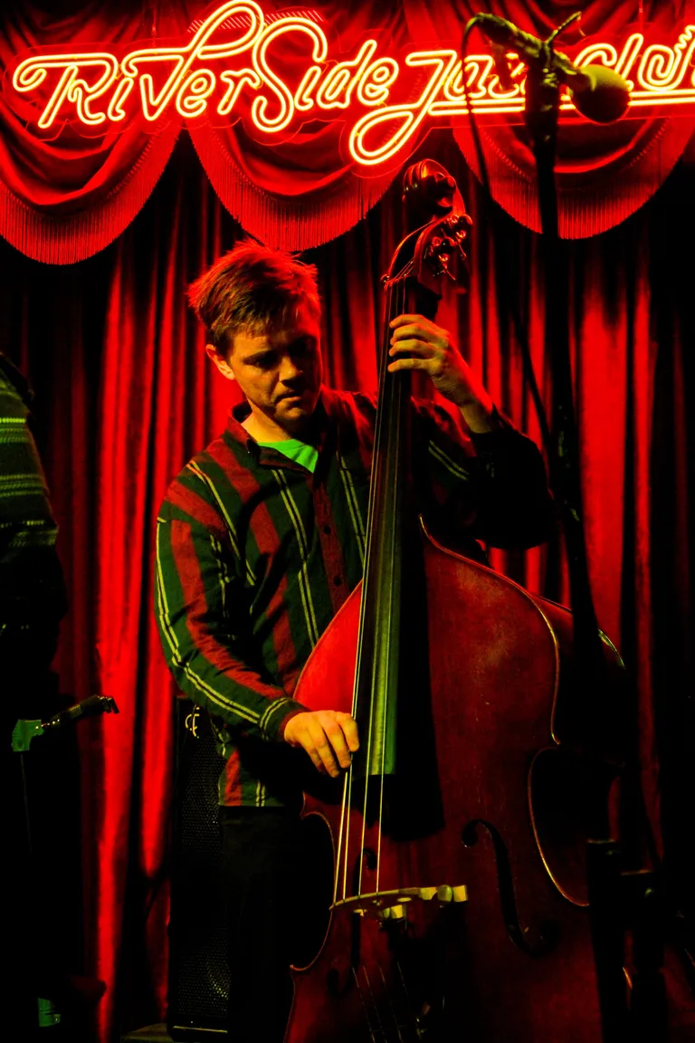 Contrabajista tocando en un club de jazz