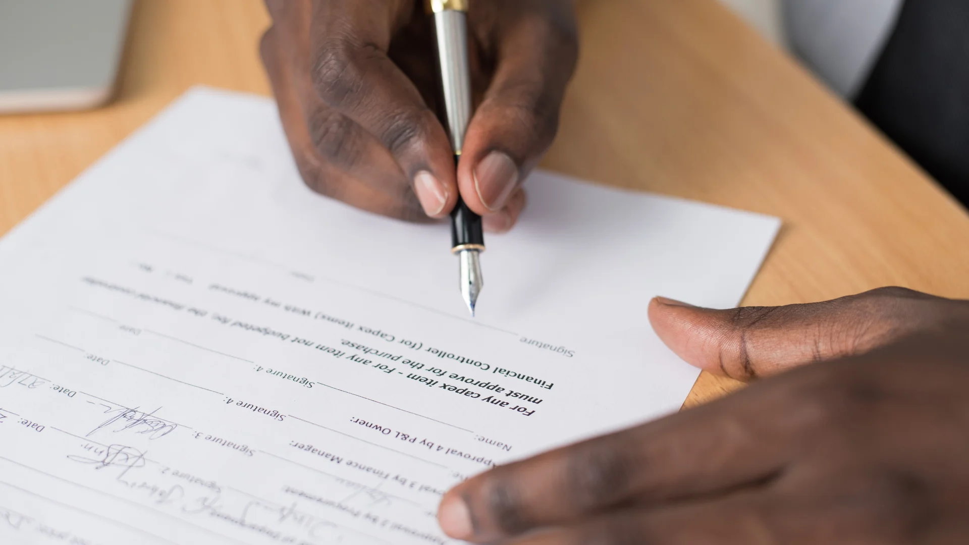 Un contrato antes de firmarlo