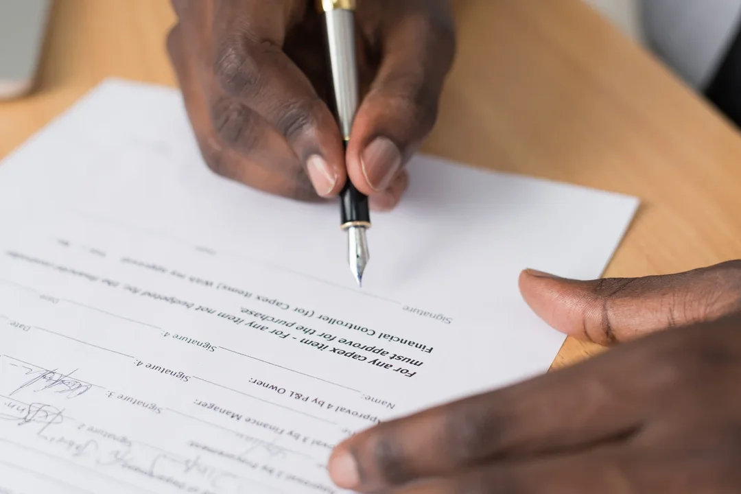 Un contrato antes de firmarlo