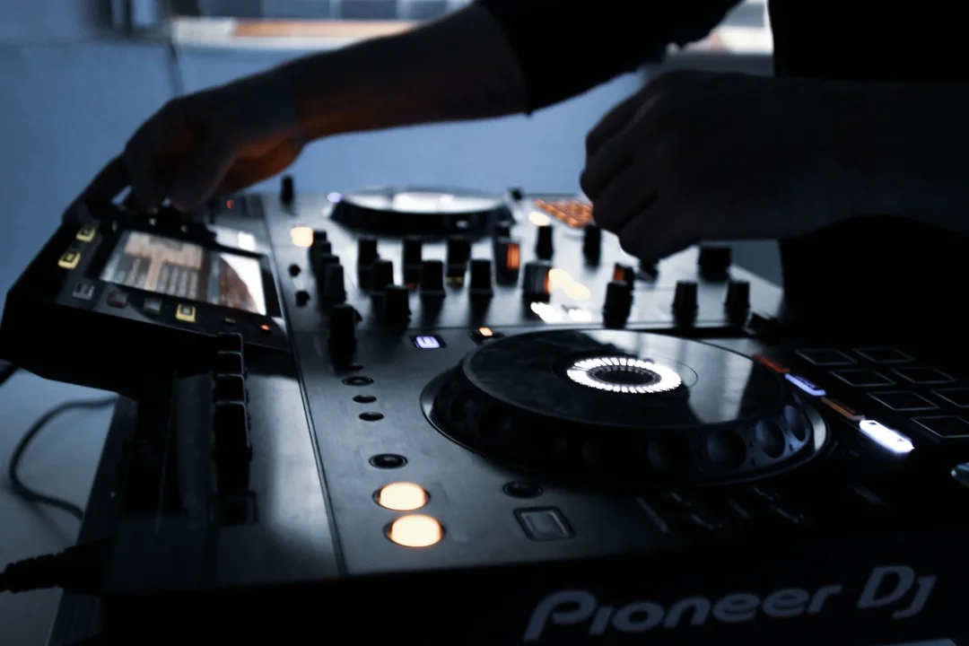 DJ mezclando con controladora y portátil