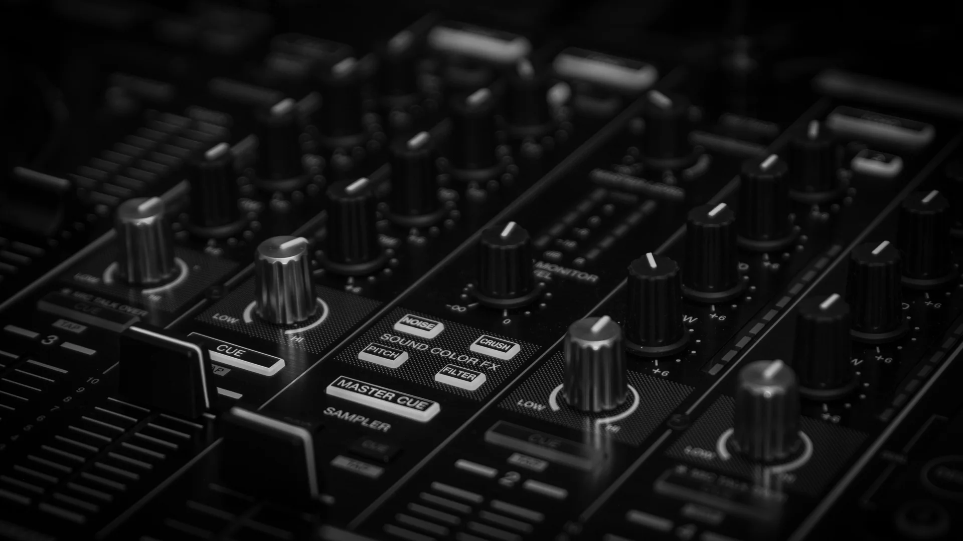 Equipo de DJ preparado para grabar una sesión