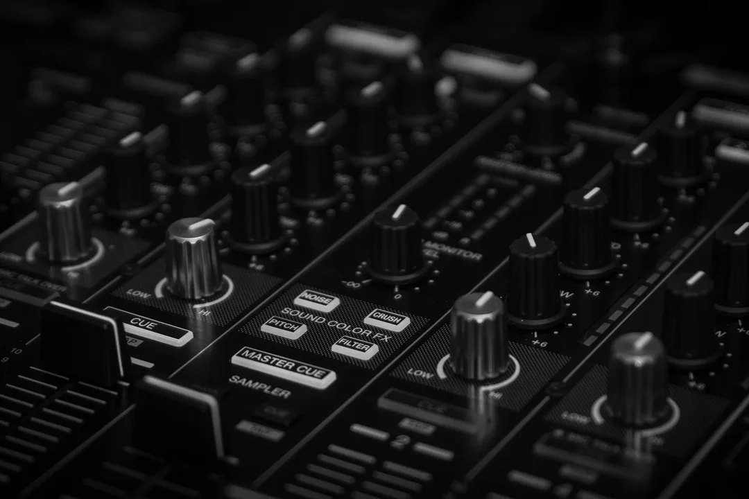 Equipo de DJ preparado para grabar una sesión