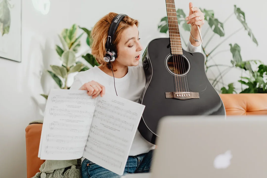 Profesora dando clase de guitarra por videollamada