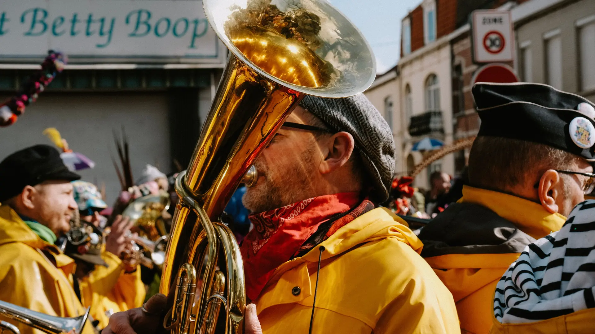Banda municipal tocando en la calle
