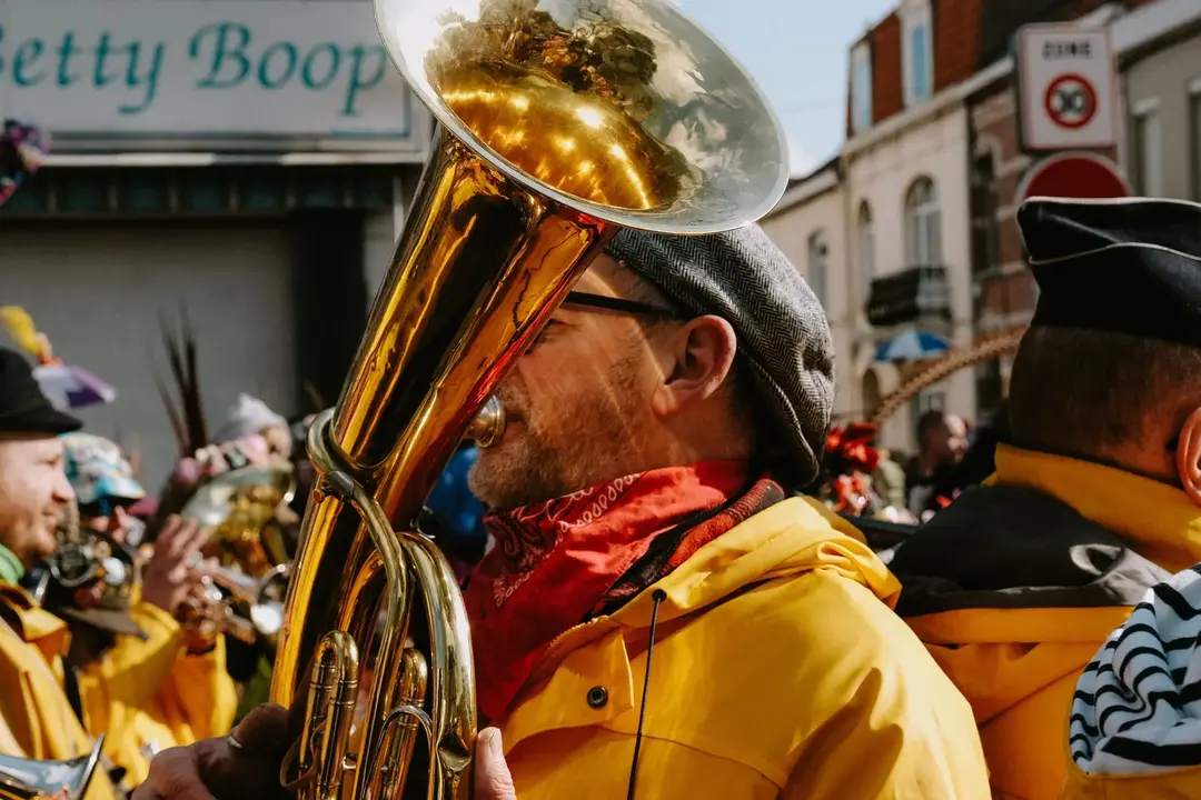 Banda municipal tocando en la calle