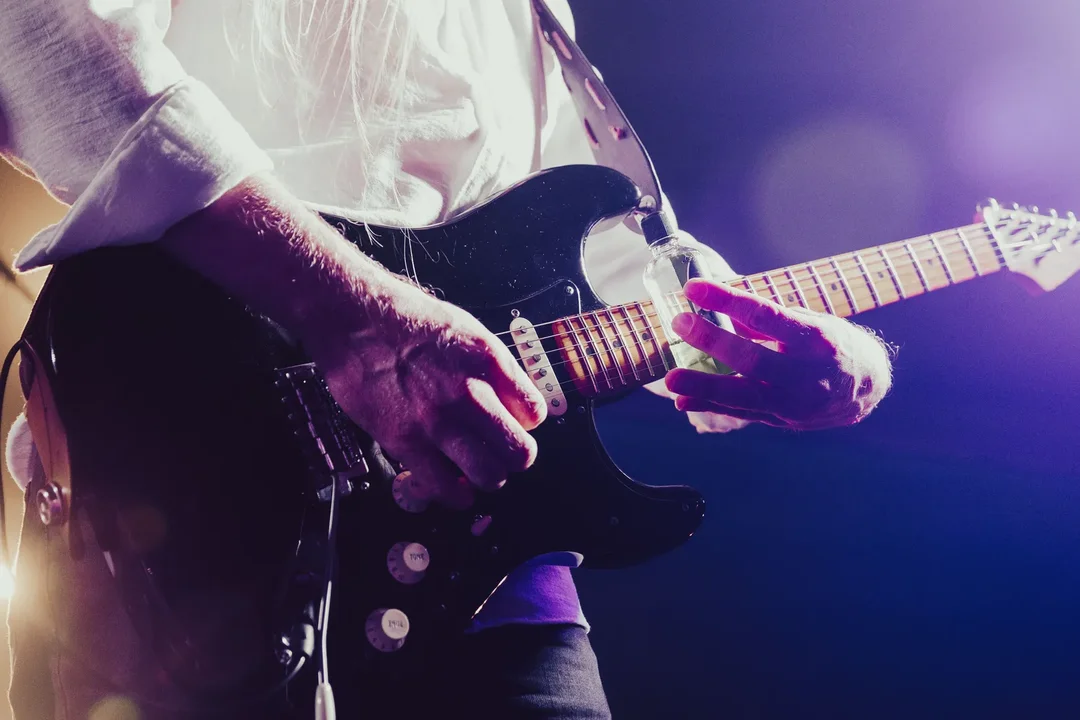 Guitarrista tocando una guitarra electrica