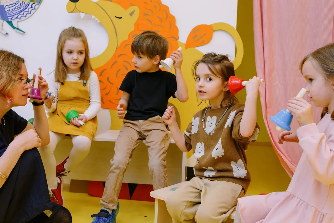 Niños en una clase de música