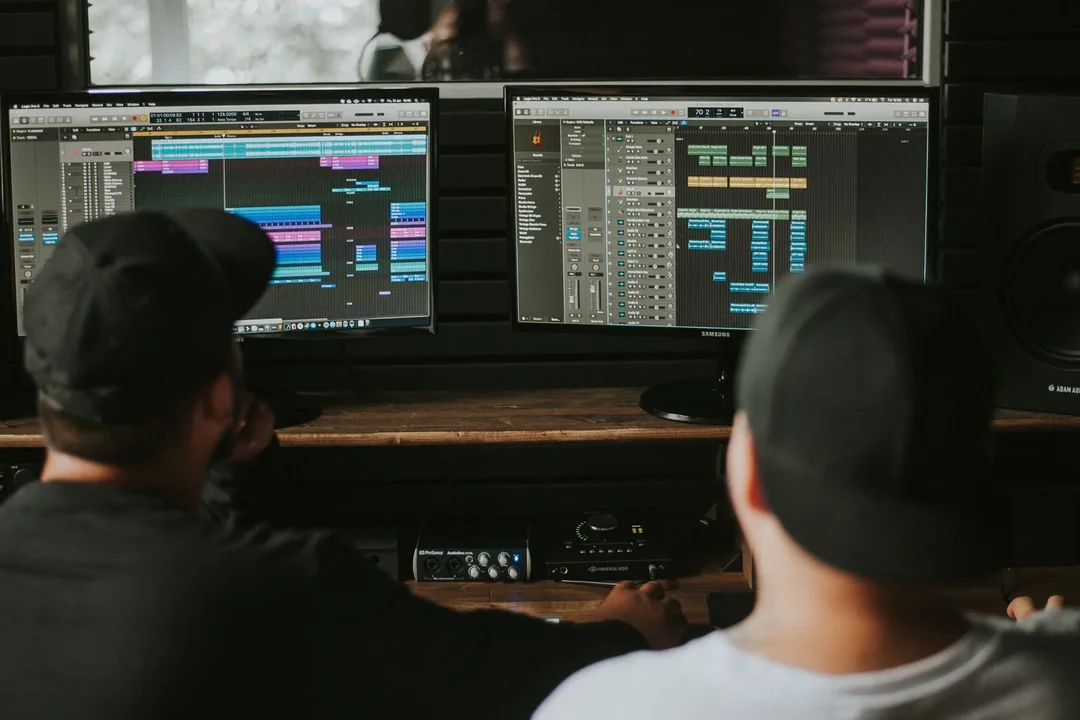 Monitores de estudio en una sala de mastering