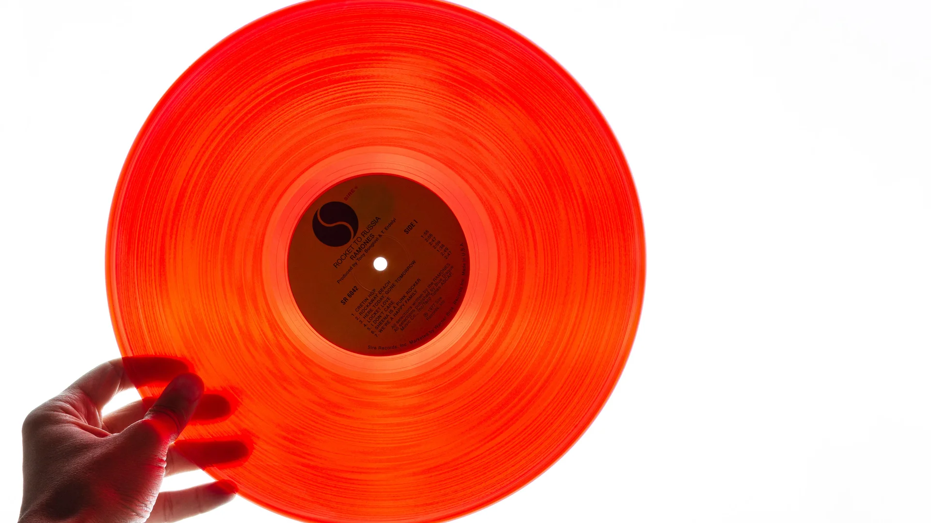 Vinilo recién prensado sostenido en la mano