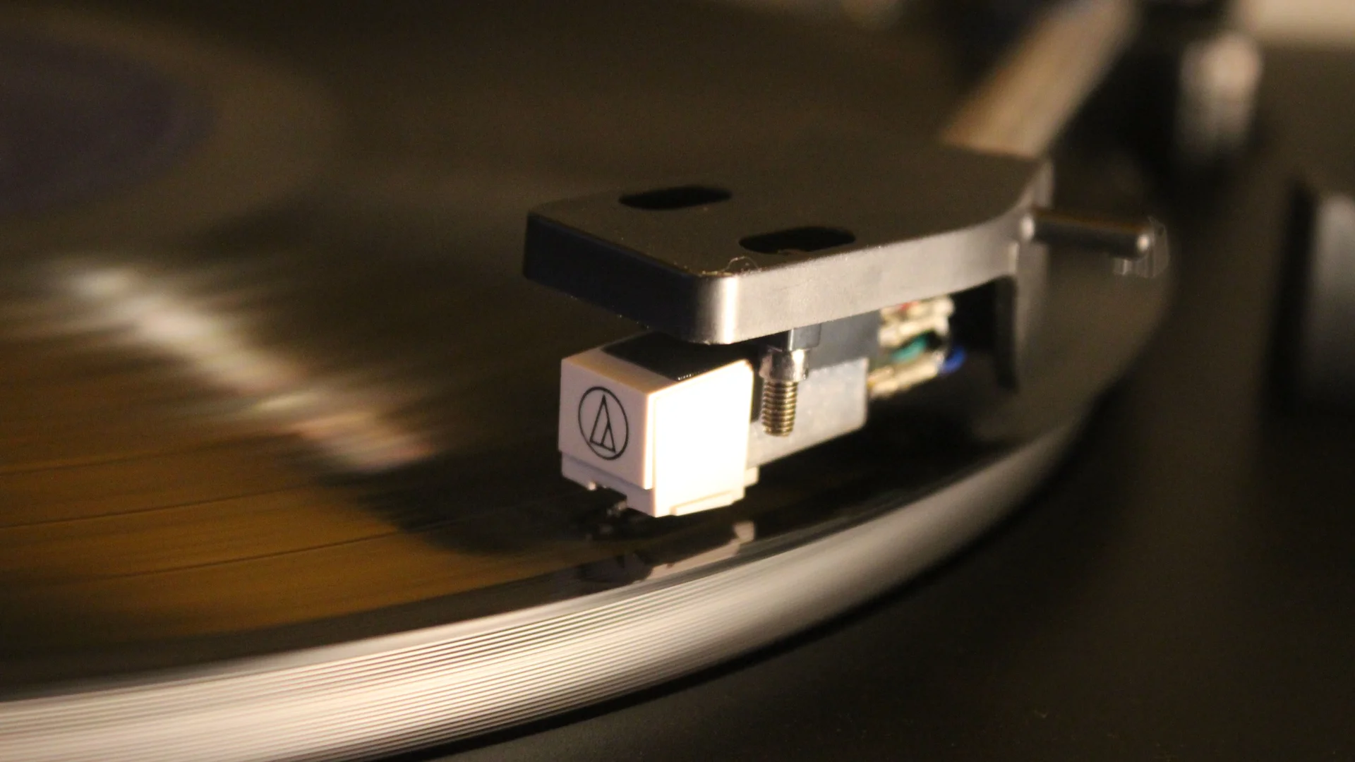 Aguja apoyada sobre el surco de un vinilo