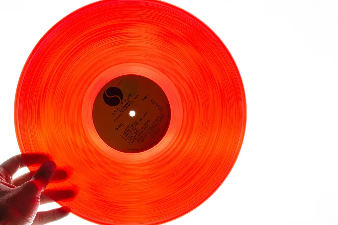 Vinilo recién prensado sostenido en la mano