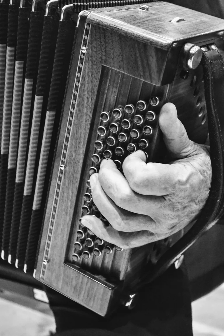 Manos de una persona mayor sobre un instrumento