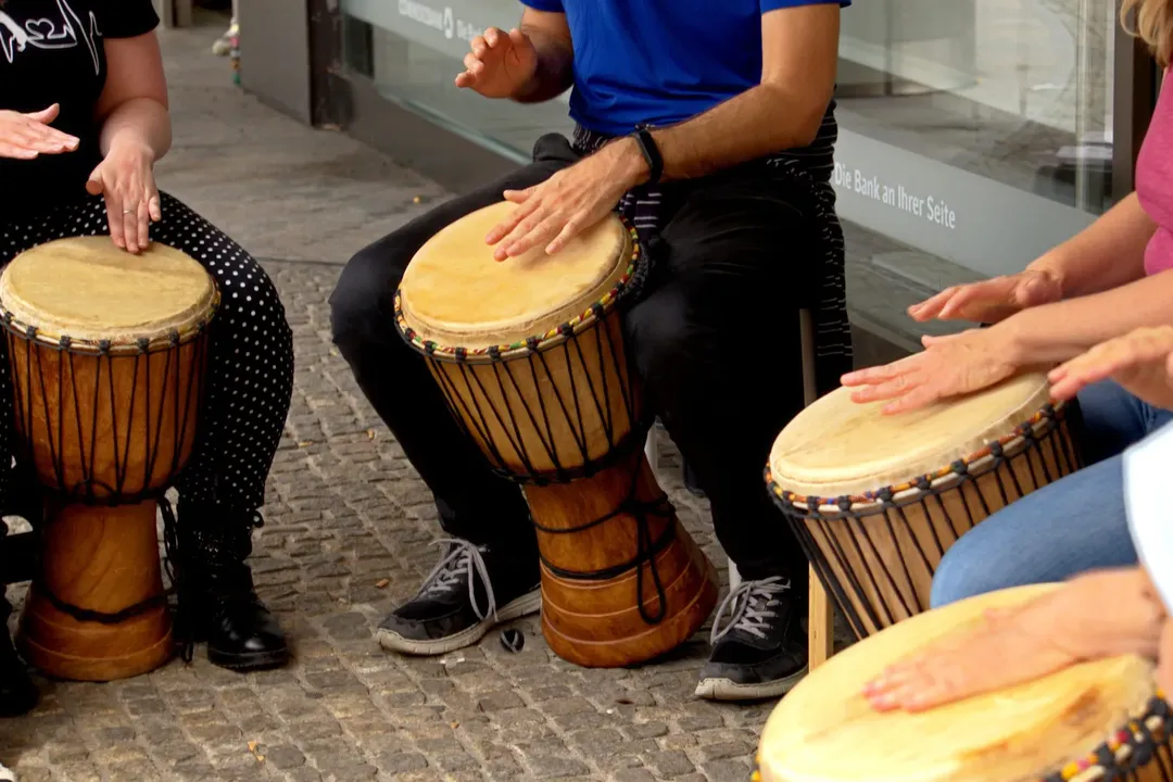 Sesión de grupo con instrumentos de percusión