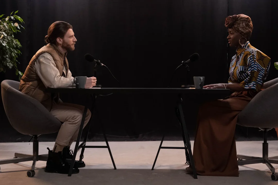 Mesa de grabación de un pódcast a dos voces