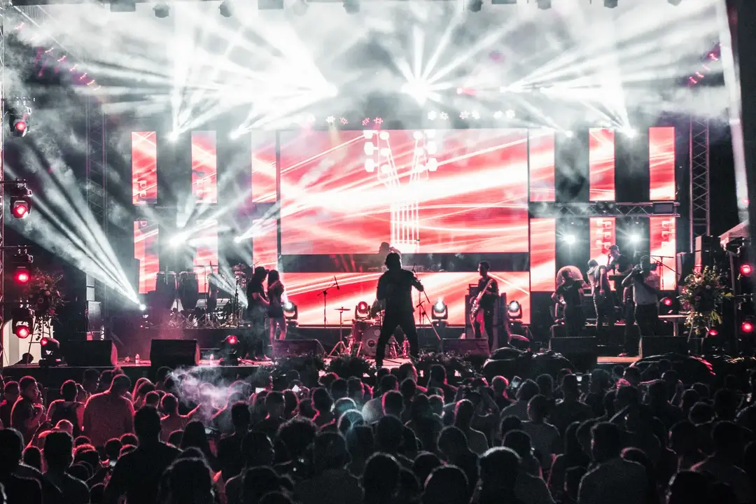 Concierto en un gran recinto con el público llenando la pista