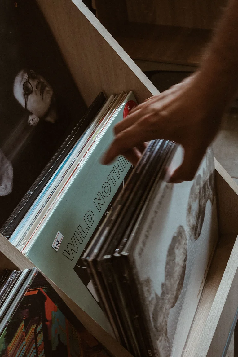 Cajas de vinilos donde se busca el material a samplear