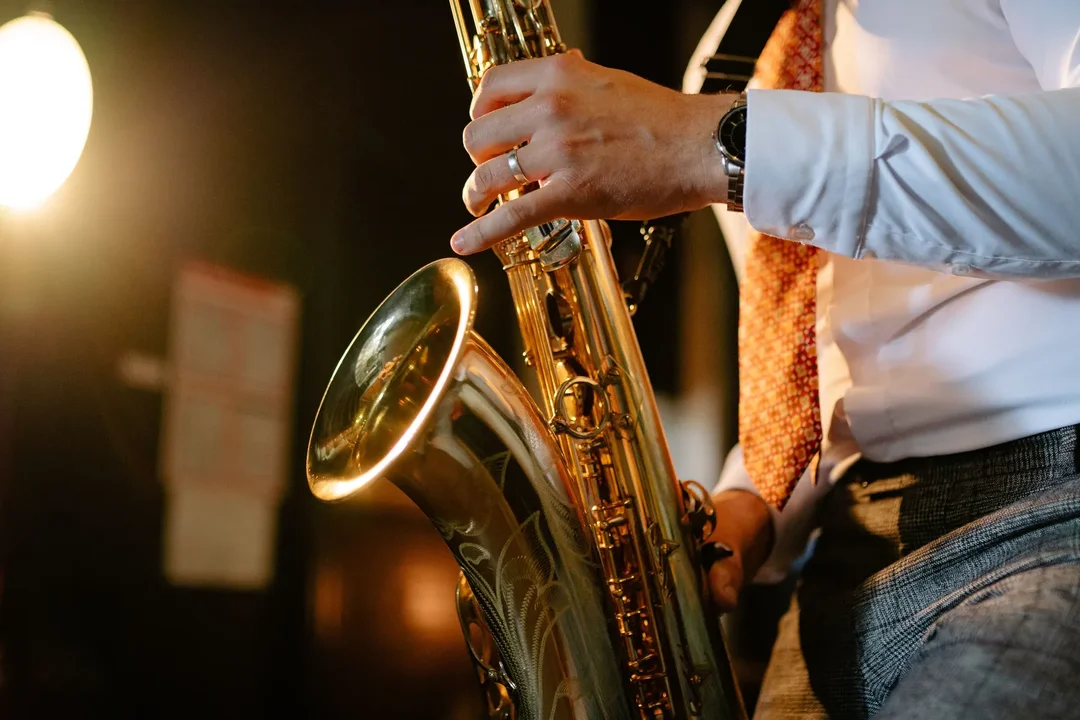 Saxofonista tocando su instrumento