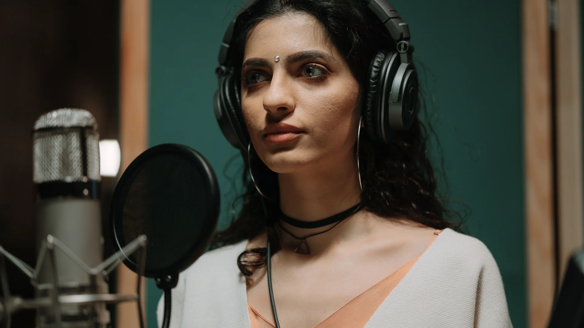 Cantante grabando voces en el estudio