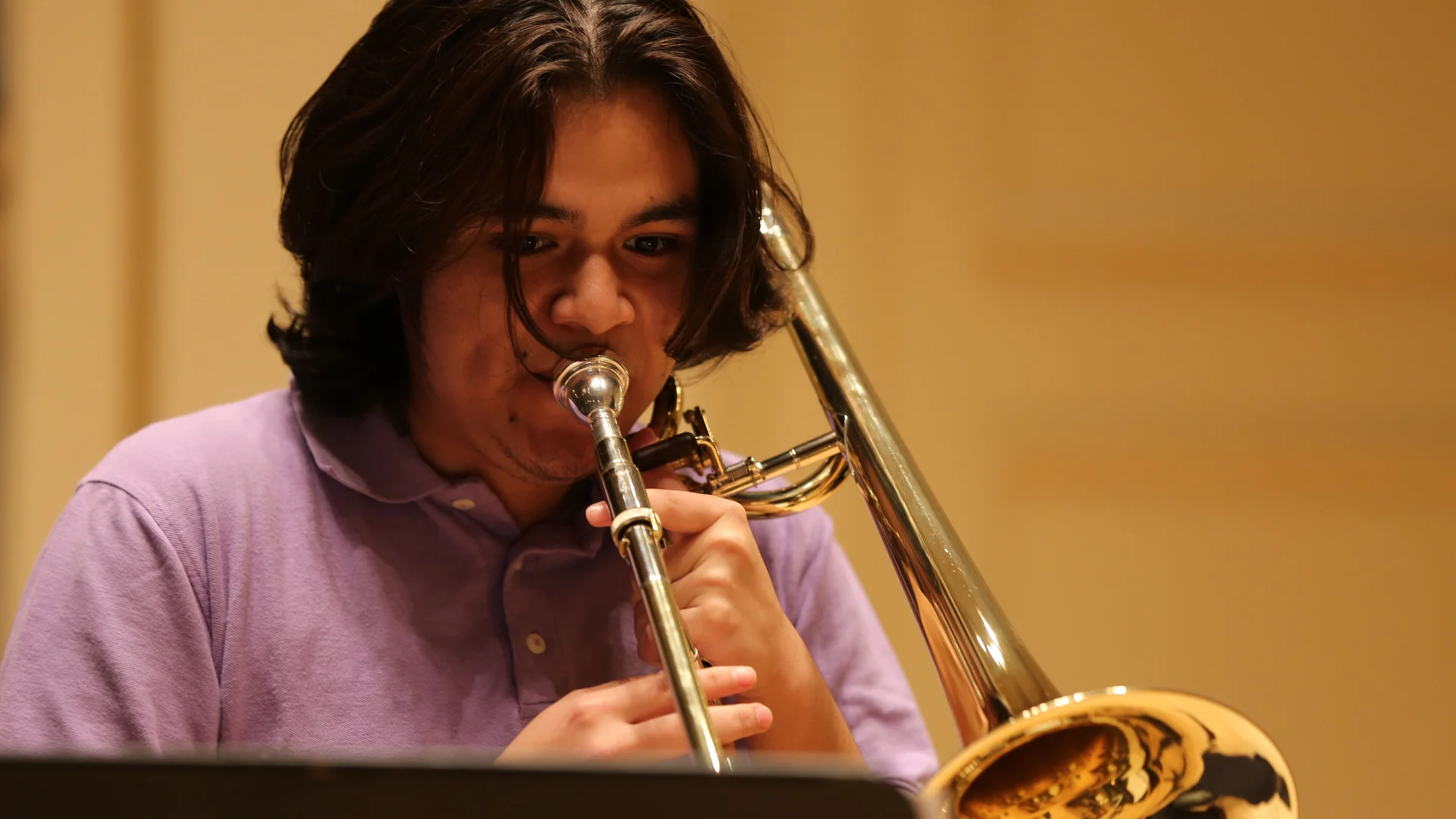 El trombón, que sostiene la sección de metales