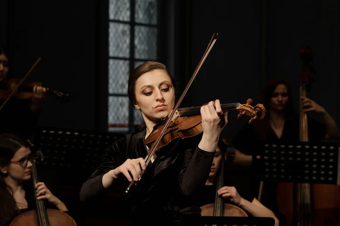 Violinista interpretando con su instrumento