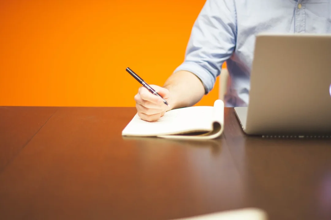 Trabajo de comunicación sobre la mesa