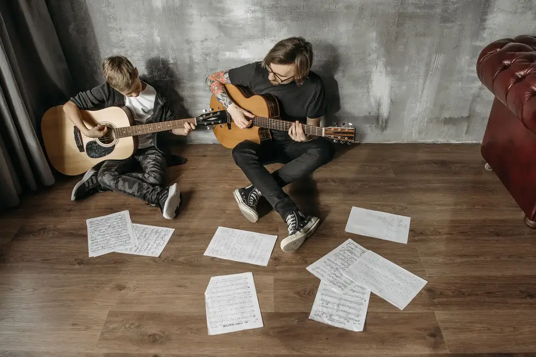 Clase de guitarra con seguimiento del profesor