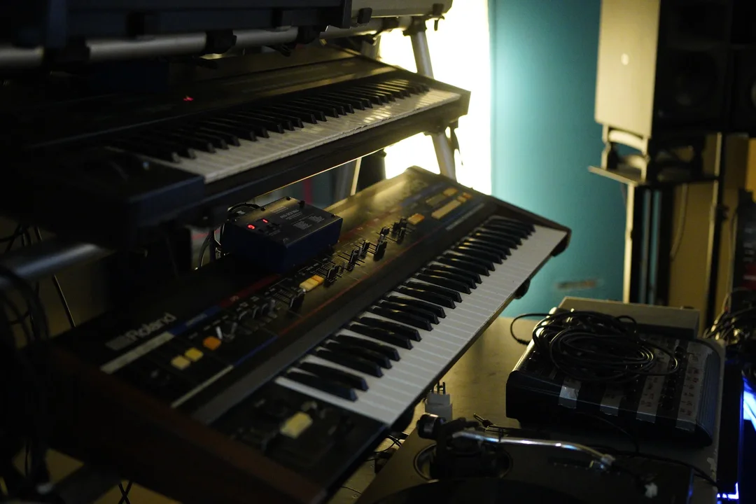 Sintetizadores en un estudio