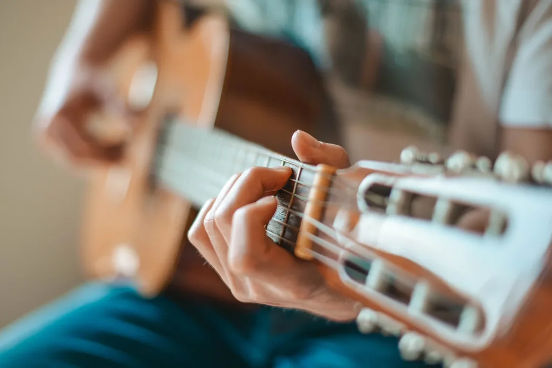 Guitarrista tocando una guitarra acústica