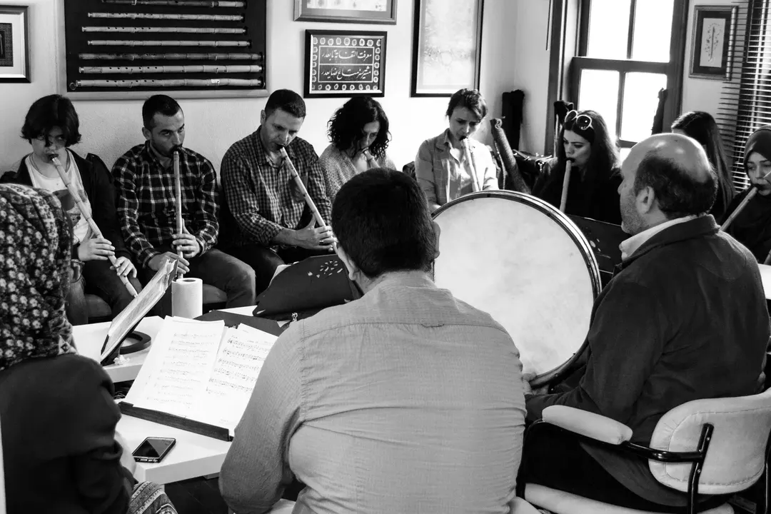 Grupo de personas adultas en clase de música