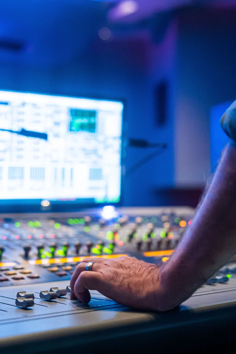 Técnico de sonido trabajando una mezcla