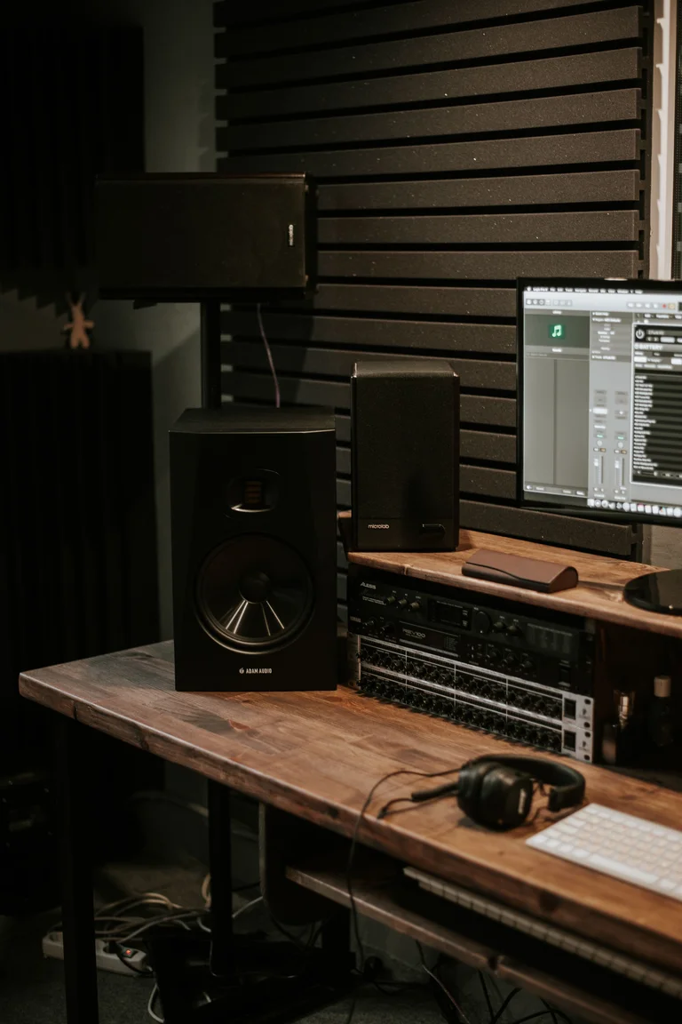 Monitores de estudio en la sala de control