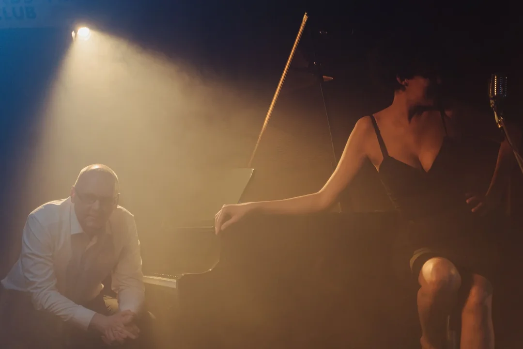 Pianista tocando jazz al piano