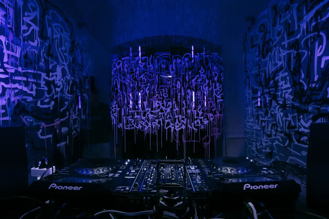 Club de techno con luces durante una sesión