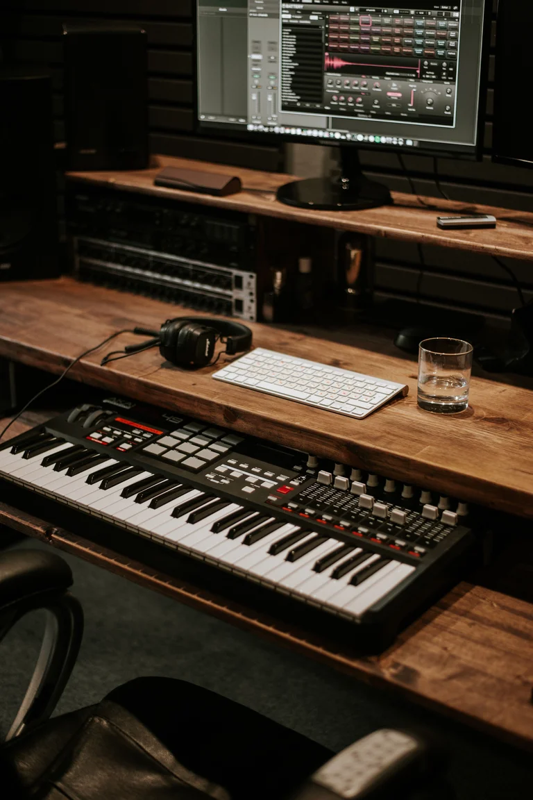 Teclado MIDI en el puesto de trabajo