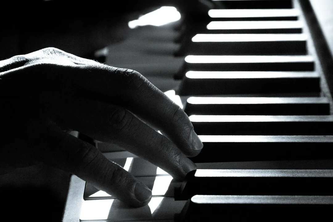 Manos de pianista sobre el teclado
