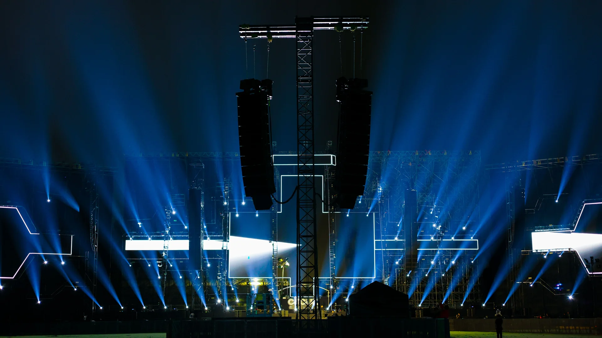 Escenario de concierto con el sistema de sonido colgado