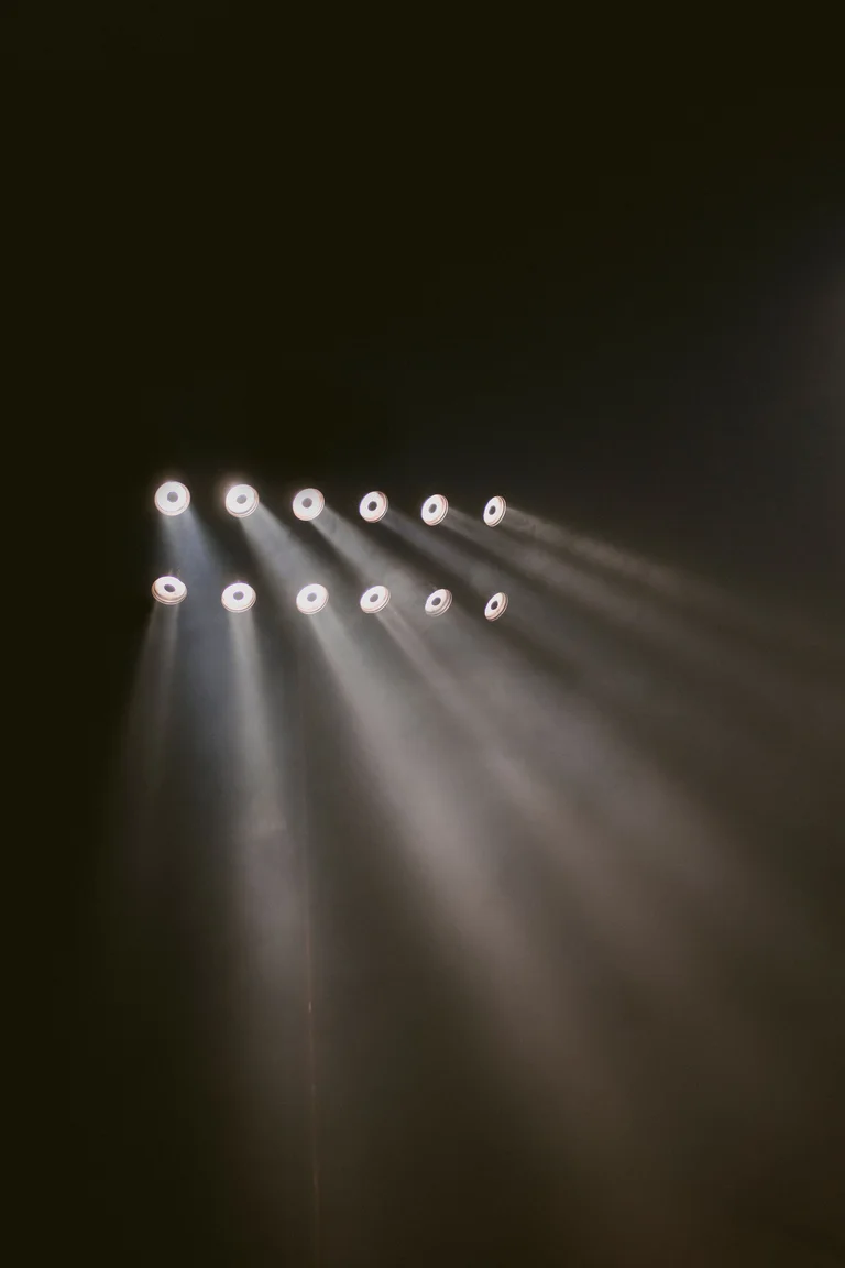 Haces de luz sobre un escenario vacío antes del concierto
